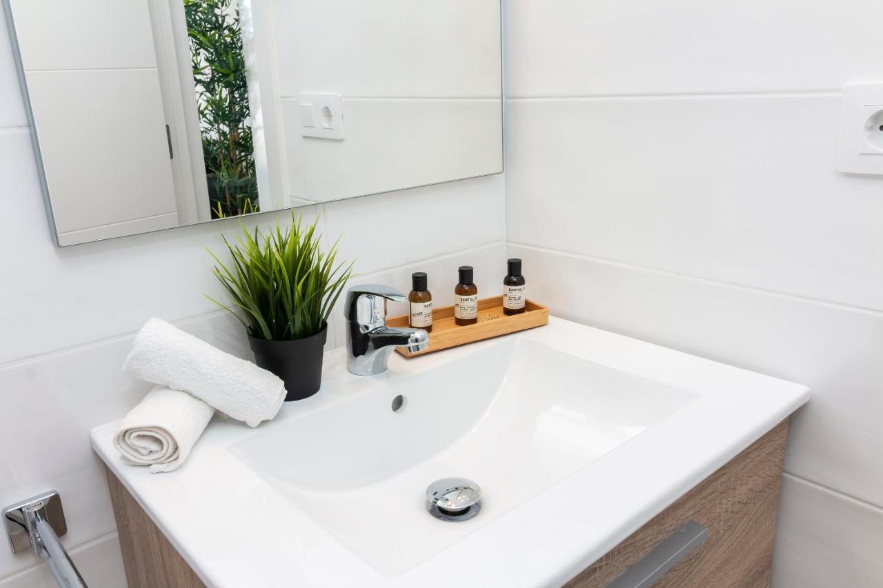 Homeforguest Modern And Recently Renovated Apartment In Arona Arona  Exteriör bild