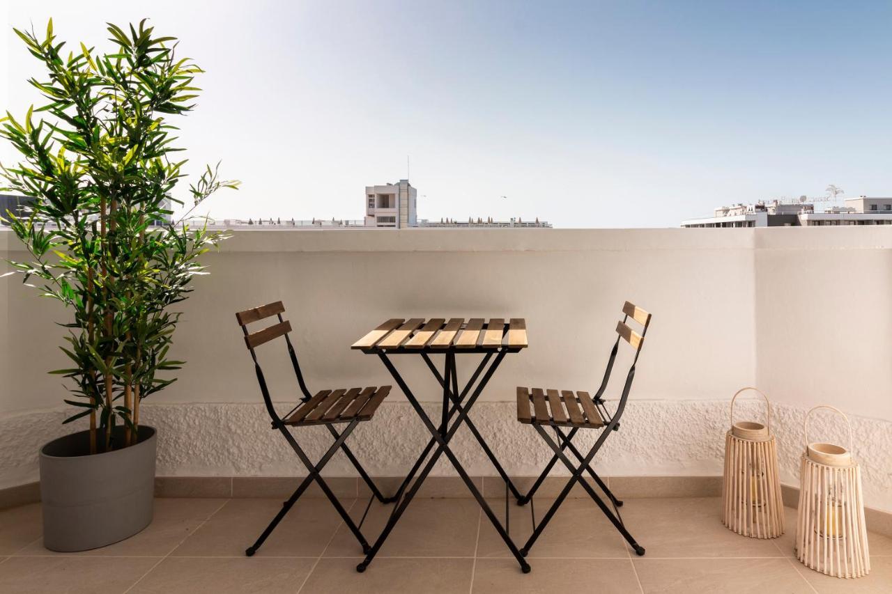 Homeforguest Modern And Recently Renovated Apartment In Arona Arona  Exteriör bild
