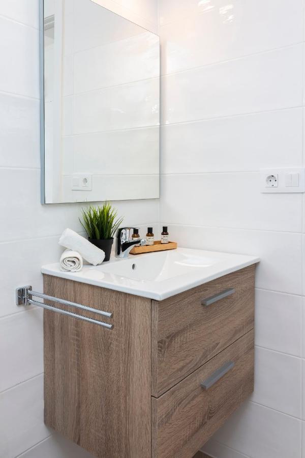 Homeforguest Modern And Recently Renovated Apartment In Arona Arona  Exteriör bild