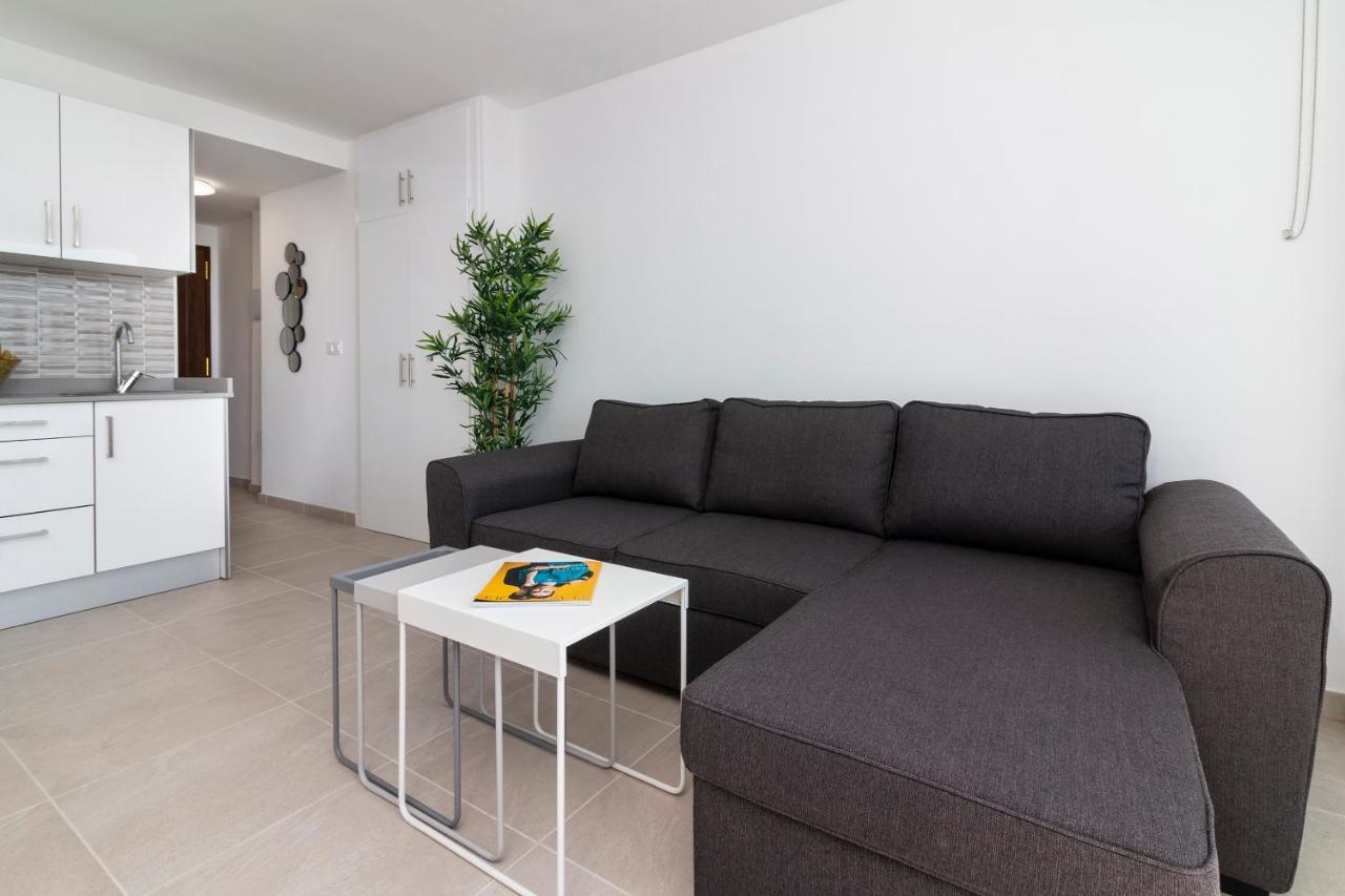 Homeforguest Modern And Recently Renovated Apartment In Arona Arona  Exteriör bild