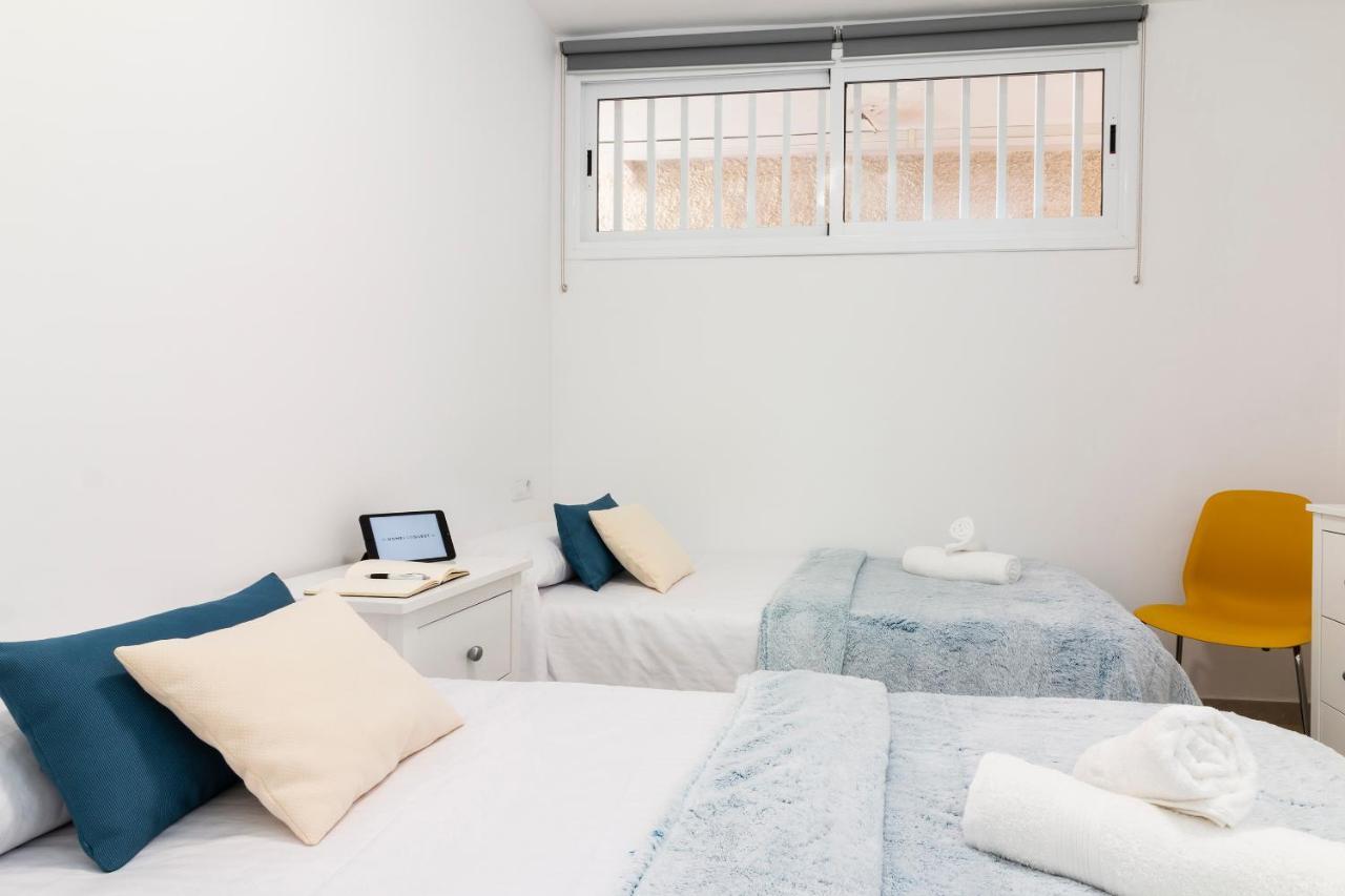 Homeforguest Modern And Recently Renovated Apartment In Arona Arona  Exteriör bild