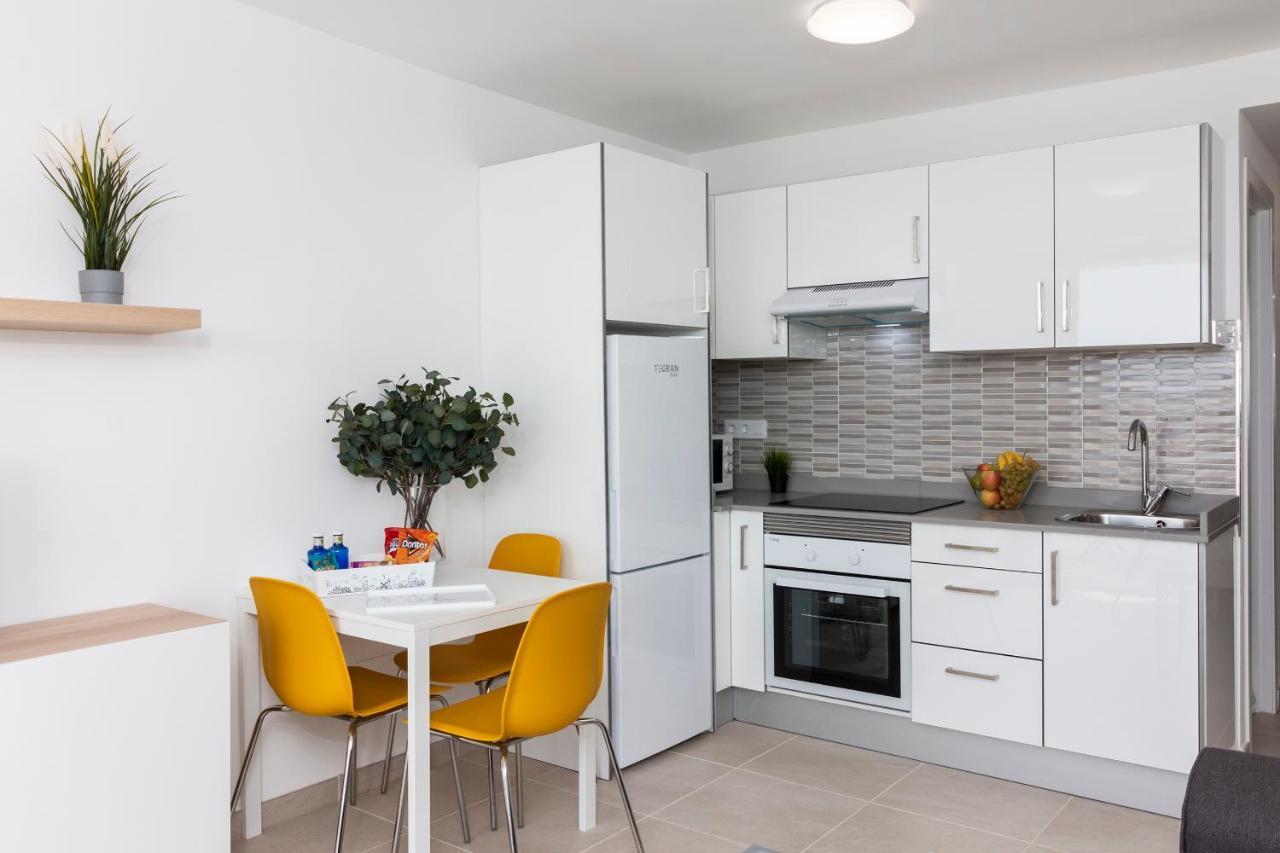 Homeforguest Modern And Recently Renovated Apartment In Arona Arona  Exteriör bild