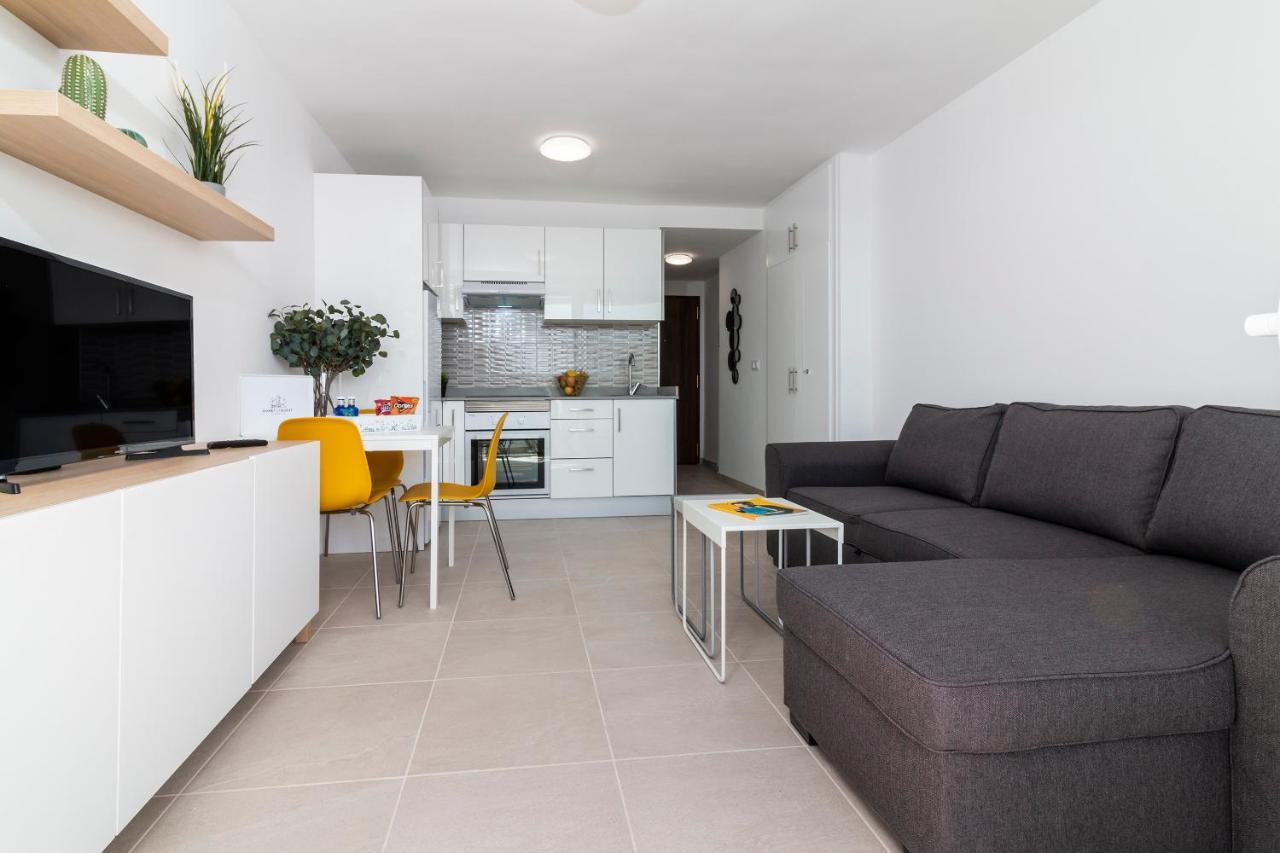Homeforguest Modern And Recently Renovated Apartment In Arona Arona  Exteriör bild