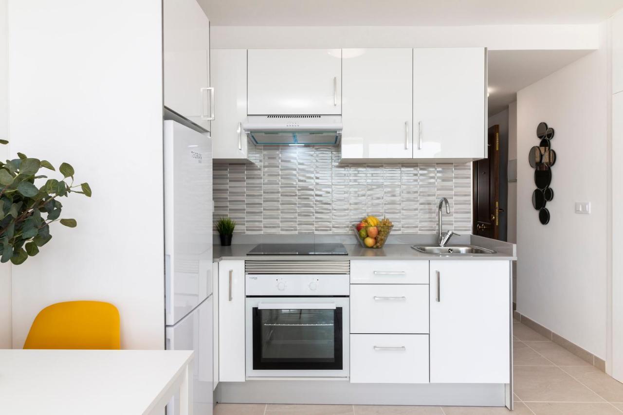 Homeforguest Modern And Recently Renovated Apartment In Arona Arona  Exteriör bild
